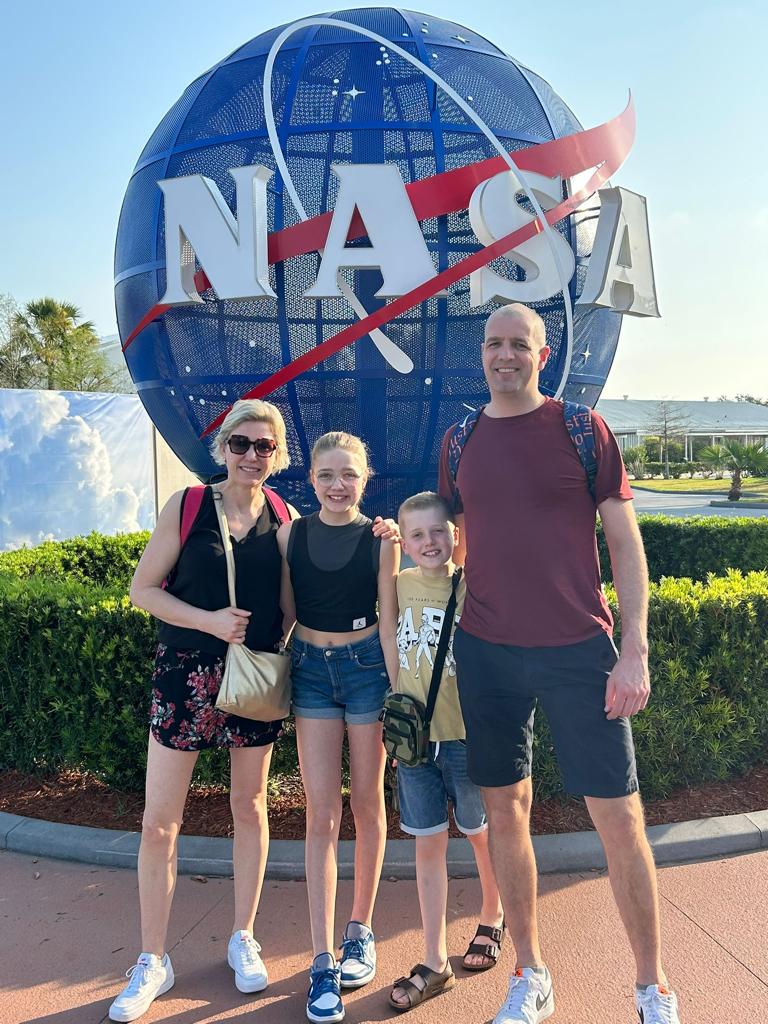 Familie bij Kennedy Space Center in Florida