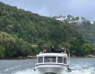 Varen met de familie op je eigen boothuis in de Knysna lagune