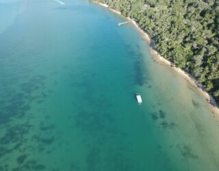 Varen met boothuis in de Knysna lagune