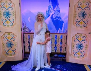 Kind bij prinses in Disney World