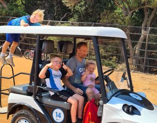 Gezin rijdt met golfkar op Brujini eiland