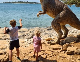 Kinderen bij dino op Brujini eiland