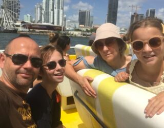 Familie met de speedboat door Miami