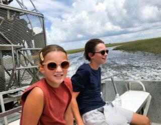 Kinderen op de propellerboot in Everglades