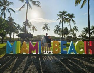 Familie aan het strand in Miami