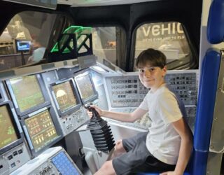Kind in cockpit bij Kennedy Space Centrum