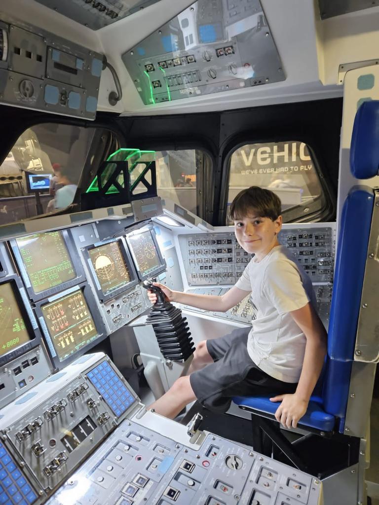 Kind in cockpit bij Kennedy Space Centrum