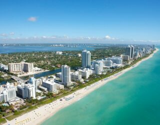 Scheur in een speedboat door de baai van Miami