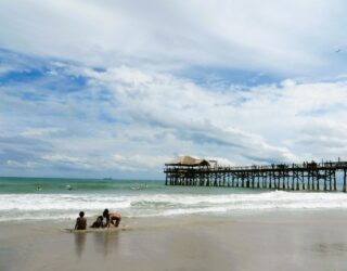 Kinderen zwemmen bij Cocoa Beach Pier