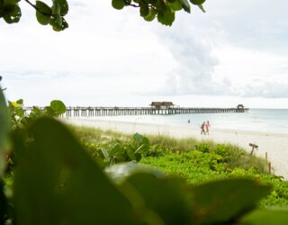 Chillen op de paradijselijk witte stranden van Naples