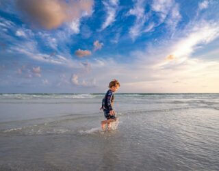 Kind aan het strand Naples in Florida