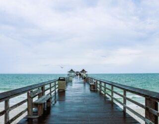 Pier aan het strand Naples