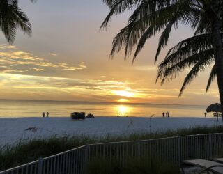 Zonsondergang strand Naples