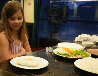 Kind maakt zelf springrolls tijdens cruise in Halong Bay