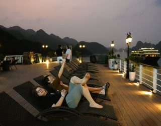 Tieners tijdens cruise door Halong Bay