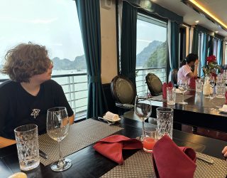 Restaurant with a view tijdens cruise Halong Bay Vietnam