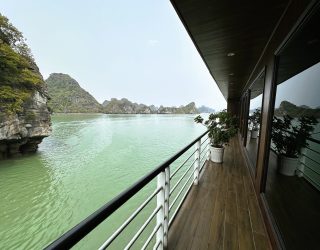 Balkon aan kamer tijdens cruise Halong Bay Vietnam