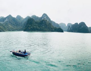 Vissersboot vaart in Halong Bay Vietnam