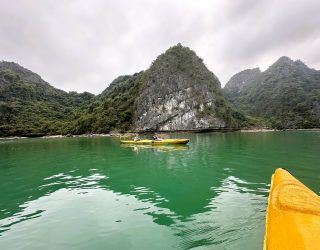 Tieners kajakken in Halong Bay Vietnam