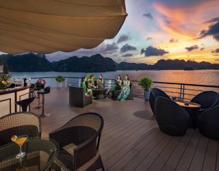 Apero bij zonsondergang Halong Bay Vietnam