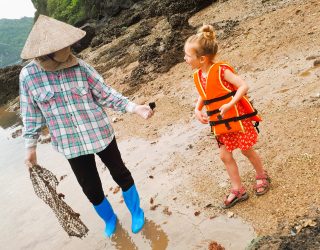 Kind vangt krabben in Halong Bay