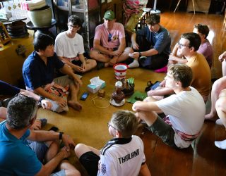 Theeceremonie bij Lanna-familie Chiang Mai Thailand