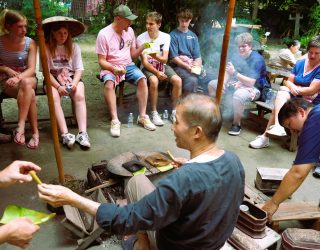 Gezin proeft tijdens kookworkshop bij Lanna-familie Chiang Mai Thailand
