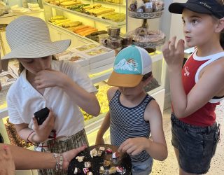 Kinderen proeven van Grieks snoep