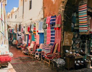 Kleurrijke kussens en tapijten in Essaouira