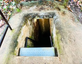 Een opening om in de Cu Chi Tunnel te gaan