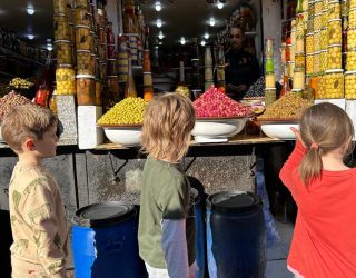 Kinderen ontdekken de magie van de Medina