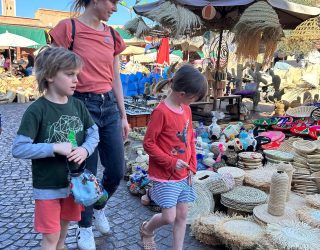 Gezin ontdekt de markt van de Medina