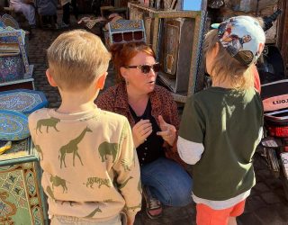 Er wordt uitleg gegeven aan de kinderen in de Medina