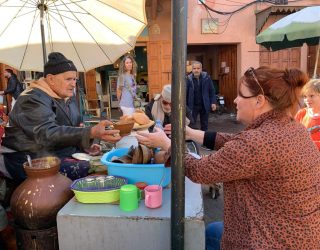 Er wordt soep en brood verkocht op de markt in de Media