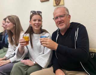 Gezin drinkt thee bij Henna-artieste