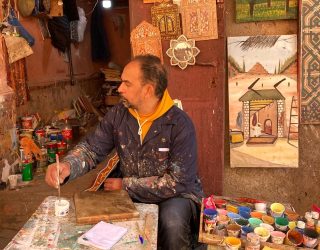 Zouaq artiest maakt een eigen zouaq kunstwerk