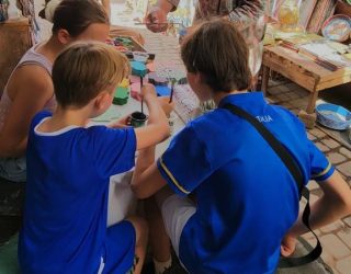 Kinderen zijn een Zouaq kunstwerk aan het maken