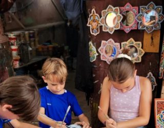 Kinderen maken hun eigen Zouaq kunstwerk