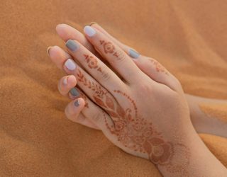 Handen met een prachtige Henna Tattoo