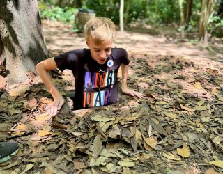 Jongen komt uit opening Cu Chi Tunnel