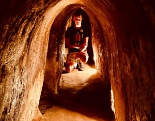 Jongen in Cu Chi Tunnel