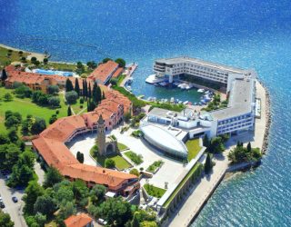 Zicht op hotel in Portoroz