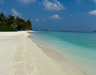 Wit zand en helderblauw water Malediven
