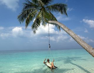 Hangend boven het blauwe water in Malediven