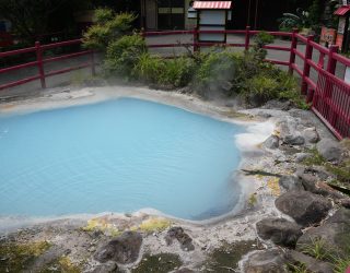 Heetwaterbron van Beppu lichtblauw water