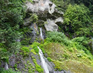 Kleine watervallen Takachiho Gorge