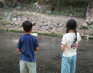 Japanse kinderen Takachiho Gorge