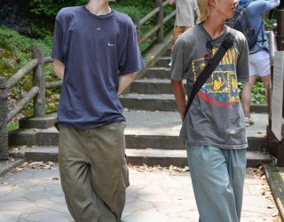 Jongen met Japanner bij Takachiho Gorge