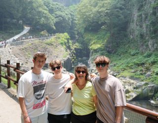 Liesbeth en haar zonen bij Takachiho Gorge