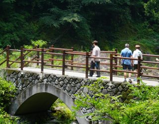 Op brug bij Takachiho Gorge
